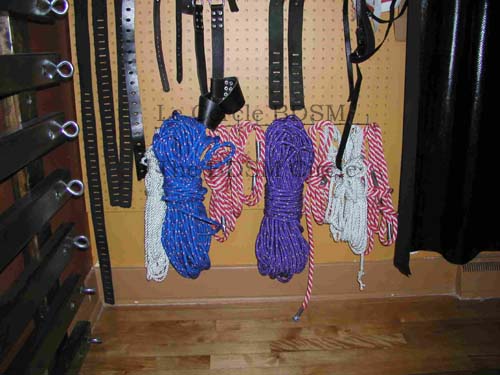 photo gauche du mur extrieur sur lequel nos jouets BDSM sont accrochs