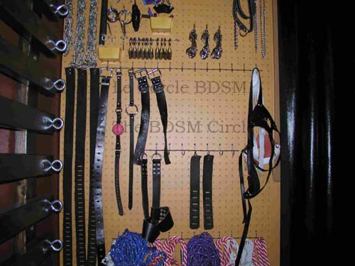 photo vers centre du mur extrieur cot gauche, avec les jouets BDSM