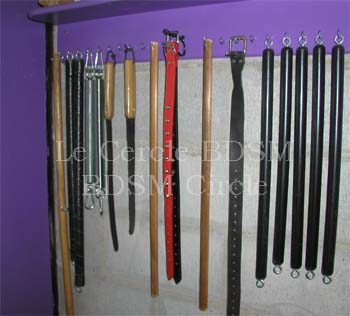 Une collection de jouets BDSM accrochés au mur