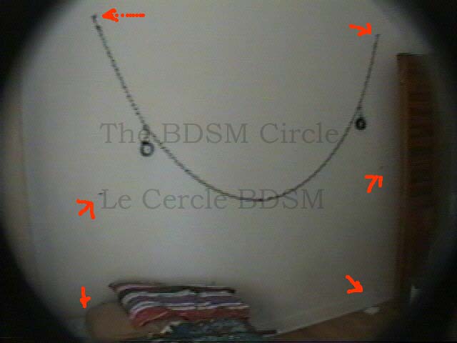 Sur la photo on y voit les 6 crochets sur le mur indiqus par les flches rouge